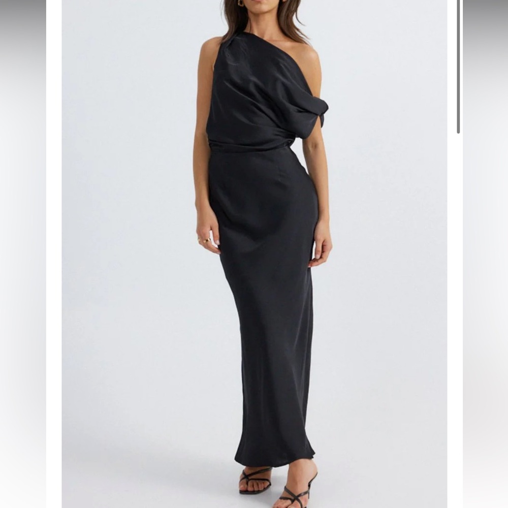 Elegant Black One-Shoulder Maxi Dress